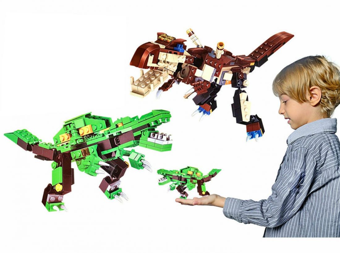 Niño jugando con construcciones de dinosaurios